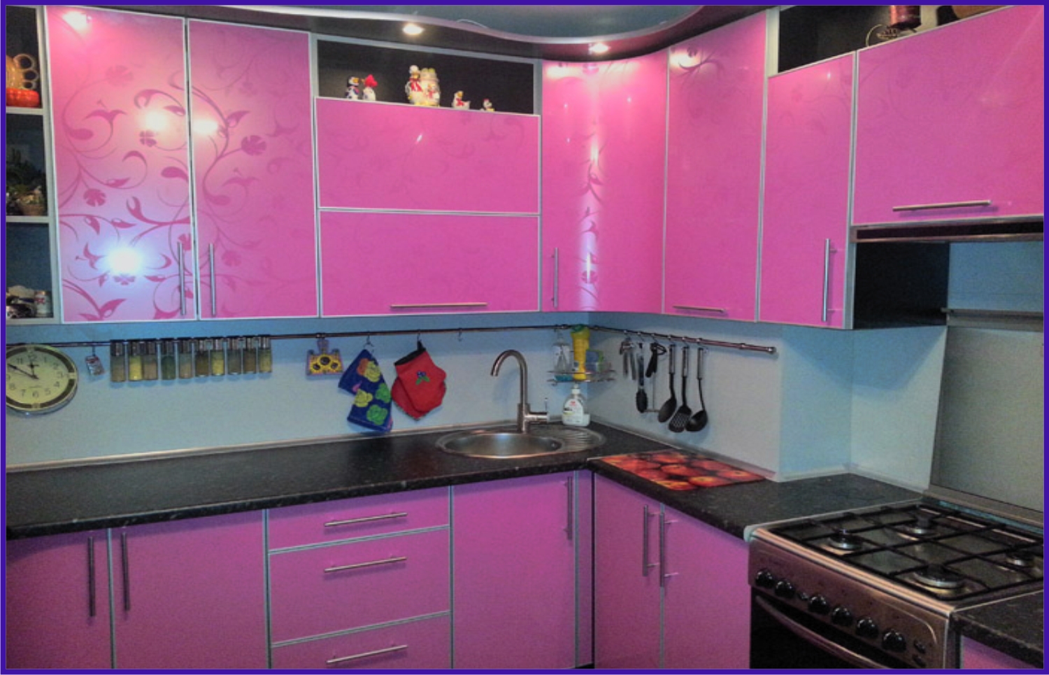 Кухонный гарнитур угловой в черно-розовых тонах